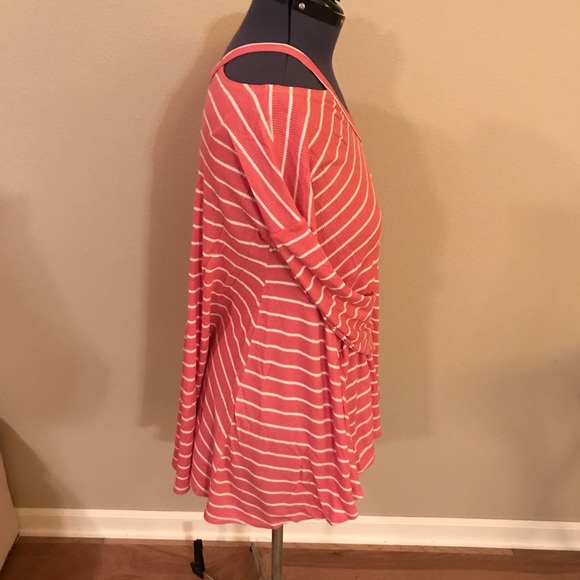 Shoulder peek, v-neck, 3/4 length top. - Picture 3 of 6